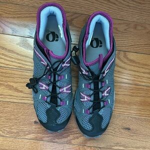 Pearl Izumi Gray Bicycle Shoes with clip